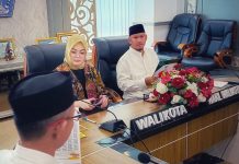 Wali Kota Kendari Bersama Wakil dan Sekda Tunaikan Zakat Fitrah Melalui BAZNAS