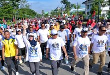 Aksi Pungut Sampah Warnai Jalan Sehat IKA PMII, Wali Kota Kendari Dorong Gerakan Lingkungan