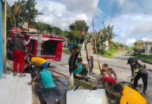 Camat dan Lurah Kadia Pimpin Kerja Bakti Drainase Jl. Mekar, Damkarmat Kendari Dukung dengan Armada Penyemprot