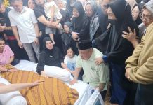 Jenazah Sri Yastin Asrun Tiba di Kendari, Keluarga dan Masyarakat Berikan Penghormatan Terakhir