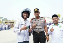 Kapolresta Kendari Edukasi Siswa Ummushabri, Bagikan Helm SNI untuk Keselamatan Berlalu Lintas