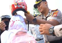 Kapolresta Kendari Turun ke Jalan, Atur Lalu Lintas dan Bagikan Helm kepada Pengendara